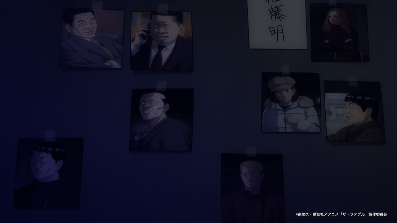 Parede com fotografias e um papel com o nome de Akira Sato escrito à mão