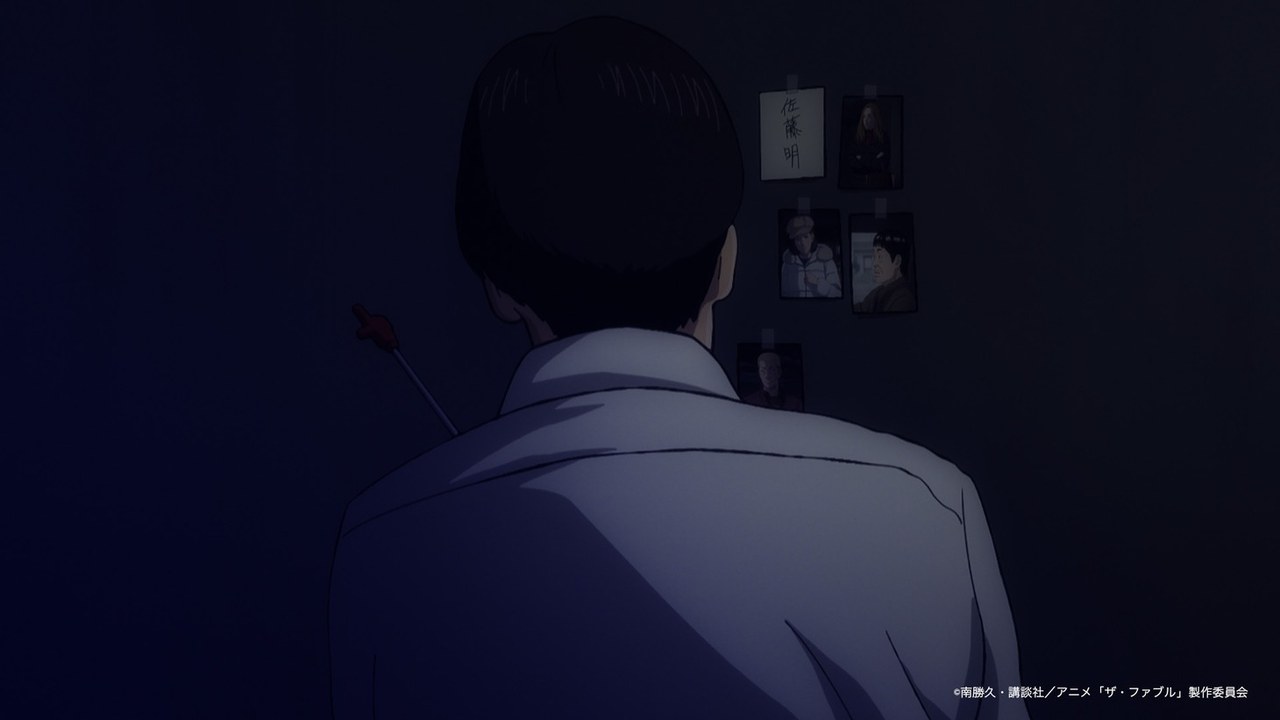 Personagem de costas diante de uma parede coberta de fotos no teaser