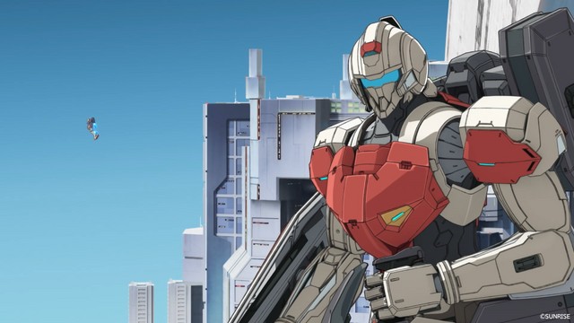 Mobile suit de pé numa cidade, com uma pessoa caindo ao fundo